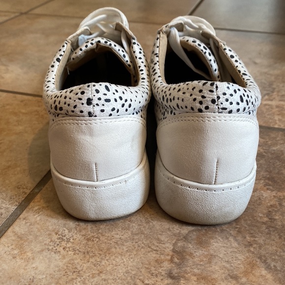 Sneakers - Picture 2 of 4